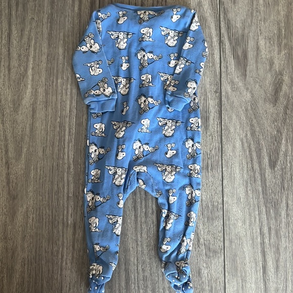Like new 3-6m Janie & Jack PEANUTS Snoopy Zippered Footie PJs - Picture 2 of 3